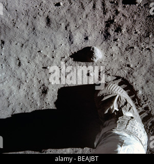 Astronauta di boot sulla superficie lunare durante la missione Apollo 11. Ottimizzato e la versione avanzata di una immagine della NASA. Credit NASA Foto Stock