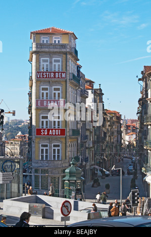 Un edificio stretto praca Almeida Garrett Porto Portogallo Foto Stock