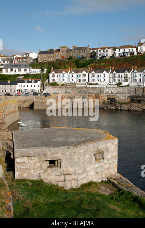 II Guerra Mondiale scatola di pillole che si affaccia sul porto Porthleven, Cornwall Regno Unito. Foto Stock