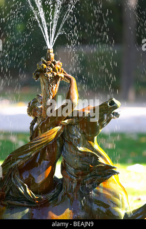 La fontana e la statua del Jardim do Palacio de Cristal Park Porto Portogallo Foto Stock