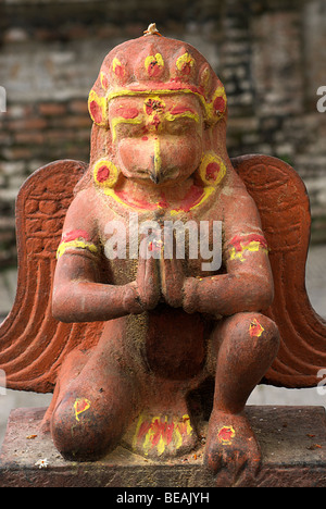 Scultura indù di Garuda, area di Pashupatinath, Kathmandu, Nepal Foto Stock