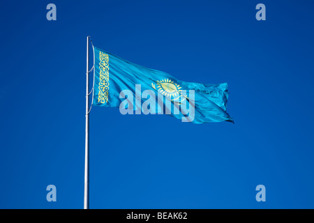 Bandiera della Repubblica del Kazakistan oltre il cielo blu. Foto Stock