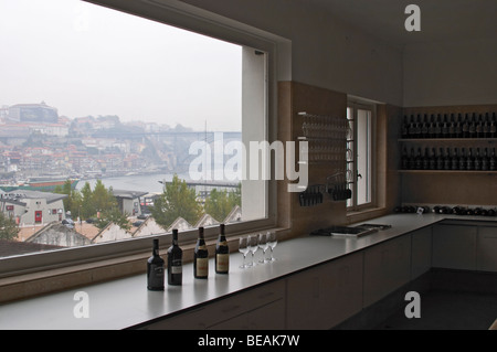 Vino bottiglie per campione nel laboratorio sala degustazione ferreira lodge Port Vila Nova de Gaia Porto Portogallo Foto Stock