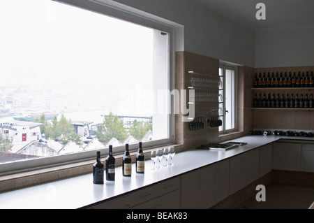 Vino bottiglie per campione nel laboratorio sala degustazione ferreira lodge Port Vila Nova de Gaia Porto Portogallo Foto Stock