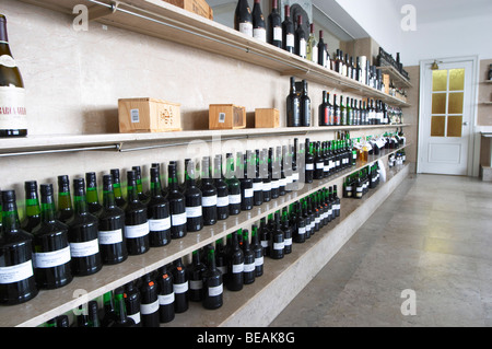 Vino bottiglie per campione nel laboratorio sala degustazione ferreira lodge Port Vila Nova de Gaia Porto Portogallo Foto Stock