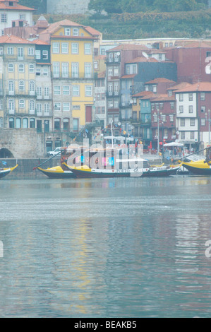 Il passeggero ferry boat Cais da Ribeira Porto Portogallo Foto Stock