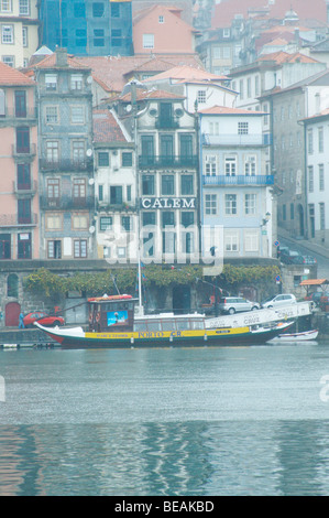 Il passeggero ferry boat cais da estiva Porto Portogallo Foto Stock