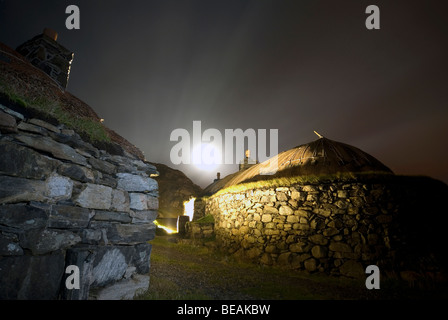 Musica Tradizionale Scozzese Blackhouse di notte per il Isle of Harris Western Isles Ebridi Esterne della Scozia Foto Stock