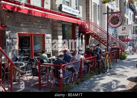 Cafe su Rue St Dennis a Montreal in Canada Foto Stock