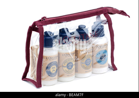 Confezione da quattro bottiglie di plastica di uno di ciascuno L'Occitane shampoo, balsamo, crema per il corpo e doccia crema Foto Stock