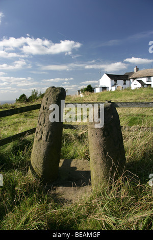 L antico sassone attraversa noto come Bowstones che sono situati nei pressi del Gritstone Trail a Bowstones Gate, in East Cheshire. Foto Stock