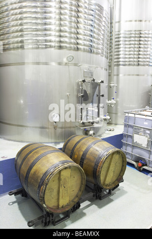 Serbatoi con bobine di raffreddamento Bodega Agribergidum, fare Bierzo, Pieros-Cacabelos spagna Castiglia e Leon Foto Stock