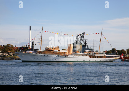 Il danese royal yacht, HDMY Dannebrog , ha restituito ai suoi ancoraggi nel porto di Copenhagen dal royal estate crociere. Foto Stock