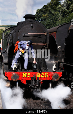 Una locomotiva a vapore arriva alla stazione di Grosmont sulla North York Moors linea ferroviaria Foto Stock