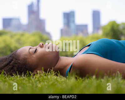 Donna africana posa su erba nel parco Foto Stock