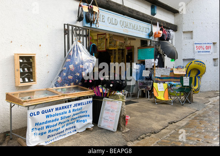 Shop visualizzazione delle merci e dei beni in vendita al di fuori di un ingresso ad un mercato interno in St Ives Cornwall Regno Unito Foto Stock