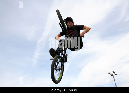 Un biker il salto in aria, Lipsia, Germania Foto Stock