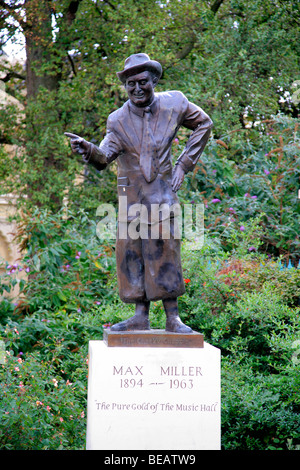 Max Miller statua nei giardini del Royal Pavilion palazzo città di Brighton East Sussex County Inghilterra Gran Bretagna Foto Stock