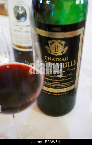 2002 in un bicchiere di chateau trottevieille Saint Emilion Bordeaux Francia Foto Stock