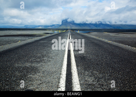 Highway 1 attraverso sabbie nere del sud dell'Islanda. Foto Stock