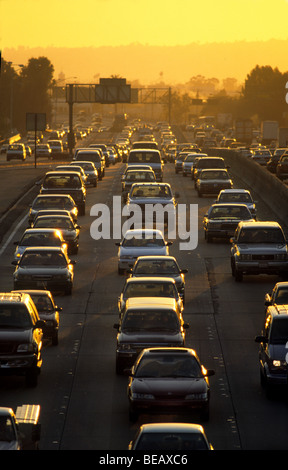 Il traffico pesante in ora di punta sulla superstrada Foto Stock