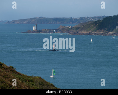 Le strette Goulet de Brest le vie navigabili di cui è il solo accesso a Brest dall'Oceano Atlantico, visto da pointe d'Espagnoles. Foto Stock