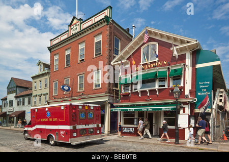 Vigili del fuoco e del veicolo il vecchio Music Hall building & negozi sulla colorata Thames Street nel quartiere storico di Newport Rhode Island USA Foto Stock