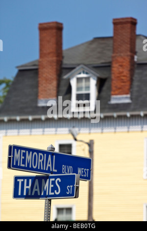 Un cartello stradale in corrispondenza della giunzione del Memorial e Thames strade di Newport, Rhode Island, New England, U.S.A. Foto Stock