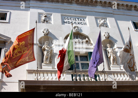 Bandiere che sventolano fuori del Teatro La Fenice,l'Venezia Opera House , Italia Foto Stock