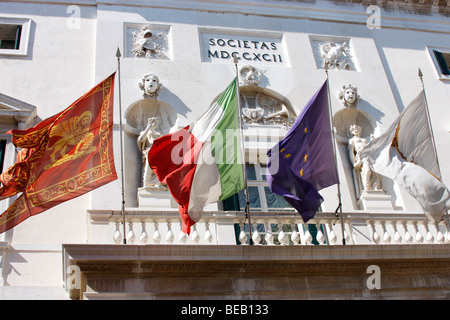 Bandiere che sventolano fuori del Teatro La Fenice,l'Venezia Opera House , Italia Foto Stock