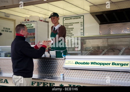 Acquisto di un doppio whopper Burger a Willow Catering, Mobile Snack Van, Southport, Merseyside, Regno Unito Foto Stock