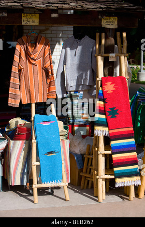 Vestiti per la vendita in un mercato, Scottsdale, Phoenix, Maricopa County, Arizona, Stati Uniti d'America Foto Stock