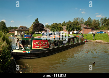 Girando tour in barca sul canale a mano mediante sondaggi a Hungerford Wharf Foto Stock