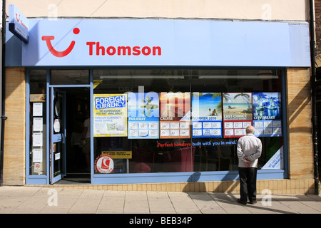 Thomson gli agenti di viaggio negozio e segno di overhead Foto Stock