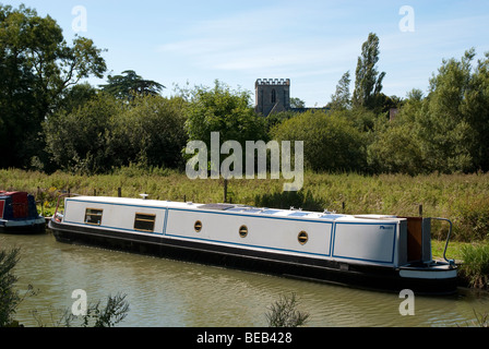 Chiesa di Santa Maria, Grande Bedwyn Berks dal lato del Kennet and Avon canal Foto Stock