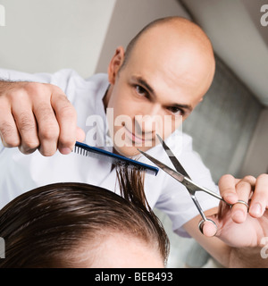 L'uomo riceve un taglio di capelli in un salone Foto Stock