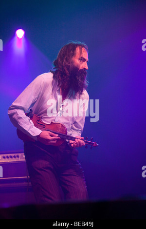 Sporco tre giocando al Greenman festival 2009, Glanusk Park vicino a Cardiff Galles Wales Foto Stock