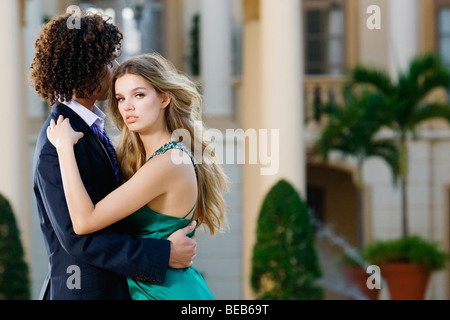 Profilo laterale di una giovane romancing, Biltmore Hotel Coral Gables, Florida, Stati Uniti d'America Foto Stock