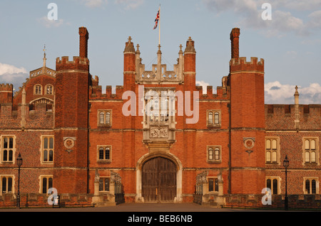 Il sole splende entrata principale a Hampton Court Palace, Surrey, Regno Unito su una bella sera d'estate. Foto Stock