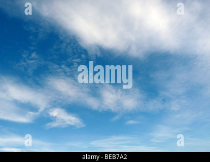 Soffici nuvole bianche contro un profondo cielo blu Foto Stock