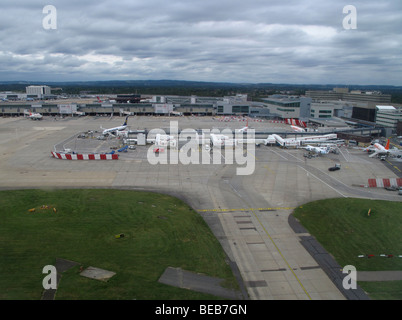 Una veduta aerea di Gatwick Airport è visto dalla finestra di un volo Flybe da Guernsey a Londra Gatwick Foto Stock
