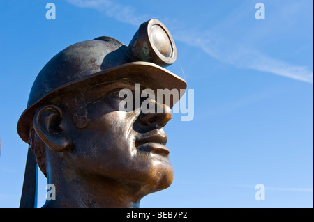 Scultura di Welsh minatore di carbone dalla fossa alla porta da artista John Clinch si trova presso la Baia di Cardiff South Wales UK Foto Stock