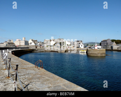 Vista dalla parete del porto attraverso la scansione della baia verso Castletown in una giornata di sole Foto Stock