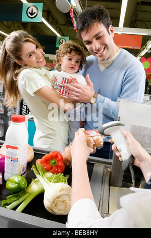 Addetto alle vendite la vendita dei prodotti a un cliente in un supermercato Foto Stock