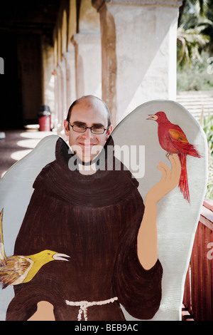 L'uomo nel corridoio di una Chiesa missionaria Santa Barbara, Santa Barbara, California, Stati Uniti d'America Foto Stock