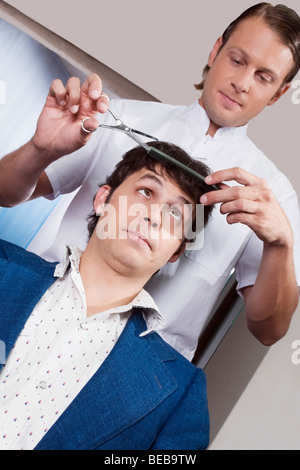 L'uomo riceve un taglio di capelli in un salone Foto Stock