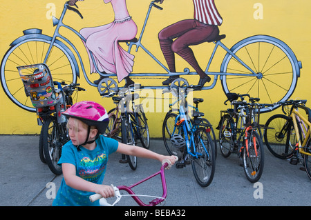 Biciclette allineate su Rastrelliere per biciclette, Brooklyn, New York, Stati Uniti d'America. Foto Stock