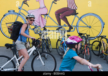 Biciclette allineate su Rastrelliere per biciclette, Brooklyn, New York, Stati Uniti d'America. Foto Stock