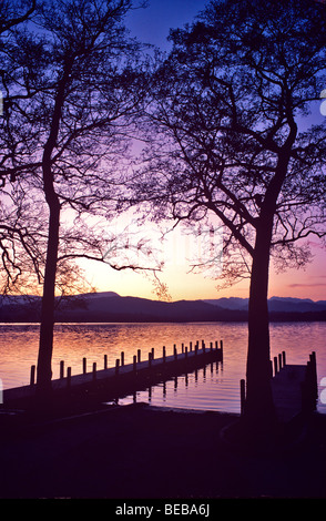 Un tramonto mozzafiato su Windermere nel distretto del lago in inverno Foto Stock