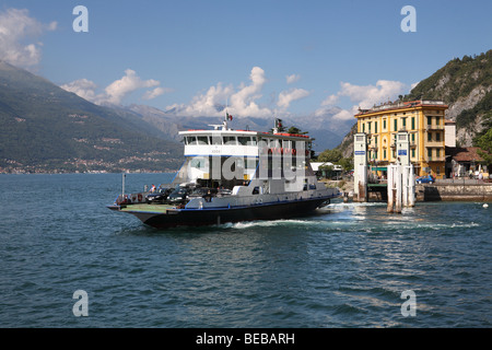 Il traghetto per auto Adda lasciando Varenna sul lago di Como, Italia, Europa Foto Stock